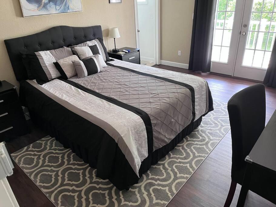 Skinny Big House In Jefferson City Екстериор снимка