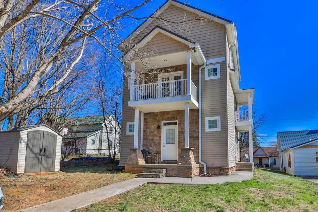 Skinny Big House In Jefferson City Екстериор снимка