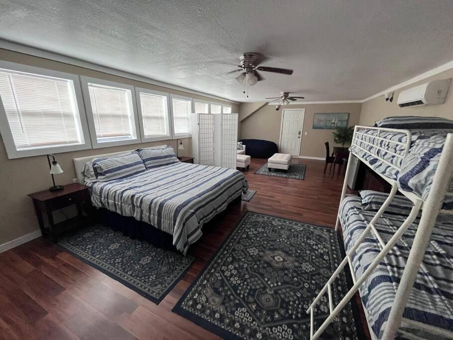 Skinny Big House In Jefferson City Екстериор снимка