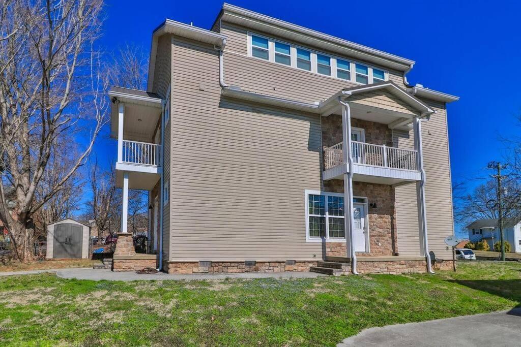 Skinny Big House In Jefferson City Екстериор снимка