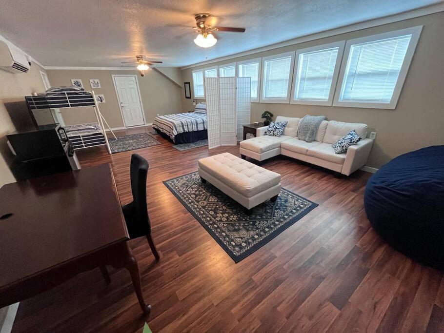 Skinny Big House In Jefferson City Екстериор снимка