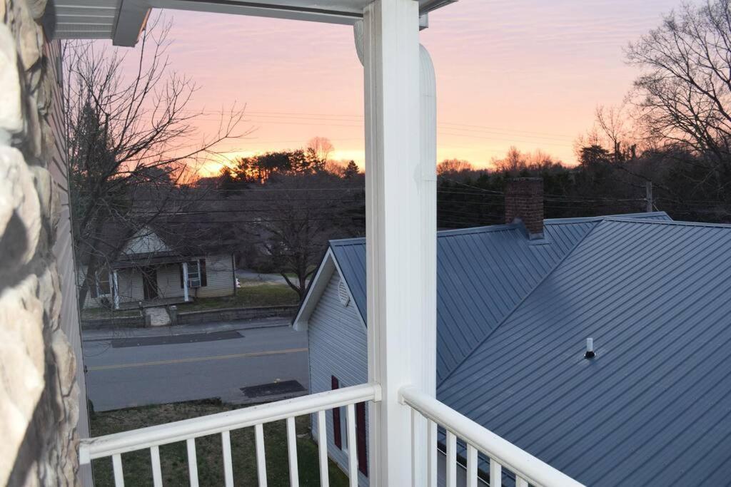 Skinny Big House In Jefferson City Екстериор снимка